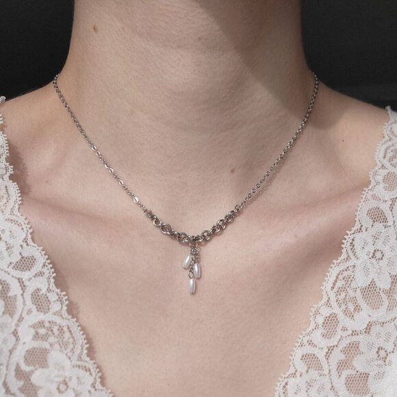 Antique white pearl necklace with a small silver chain - Picture 7 of 7